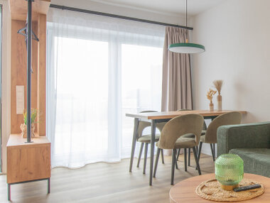 Esstisch mit Stühlen